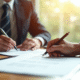 Signature d un contrat dans un bureau ensoleille