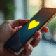 Zoom sur un smartphone avec emoji cœur jaune affiché