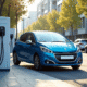 Voiture électrique Peugeot 208 dans une rue urbaine en journée